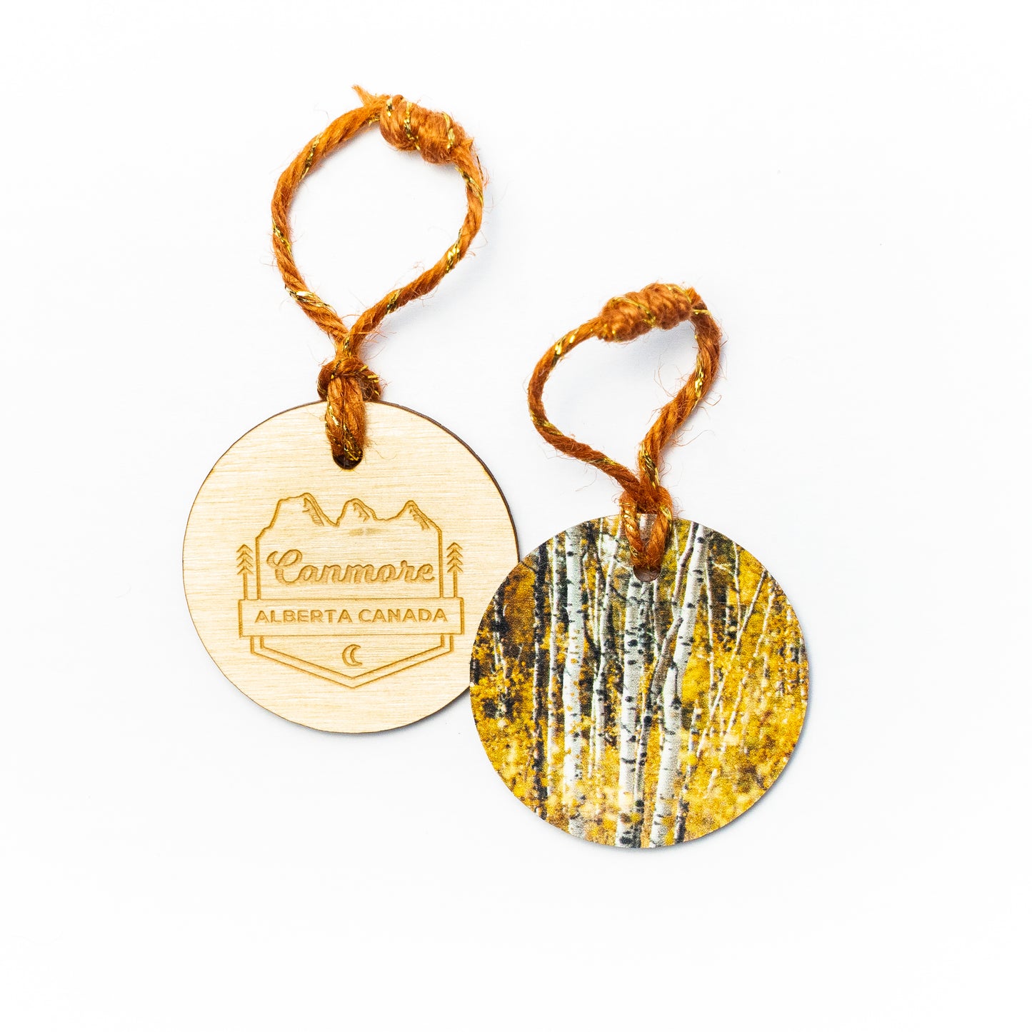 Adorno navideño circular de madera<br> CanmoreAlberta<br> Álamos temblones en otoño