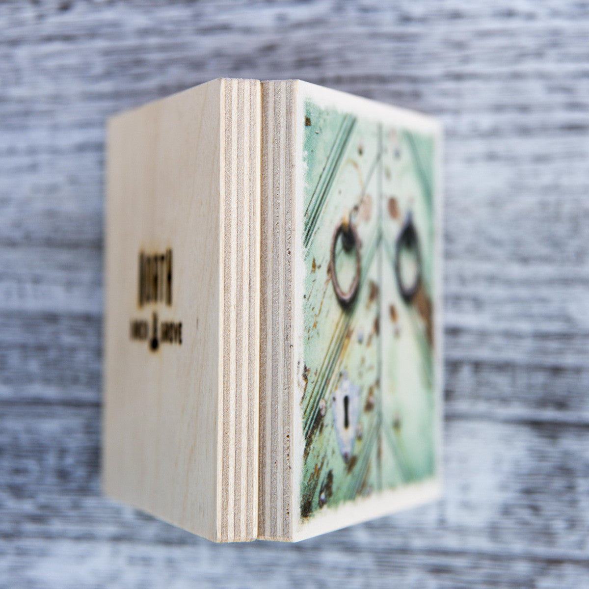 Posavasos con fotografía de madera de abeto y niebla
