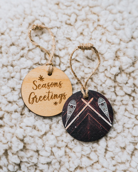 Adorno navideño circular de madera<br> Felices Fiestas<br> Raquetas de nieve