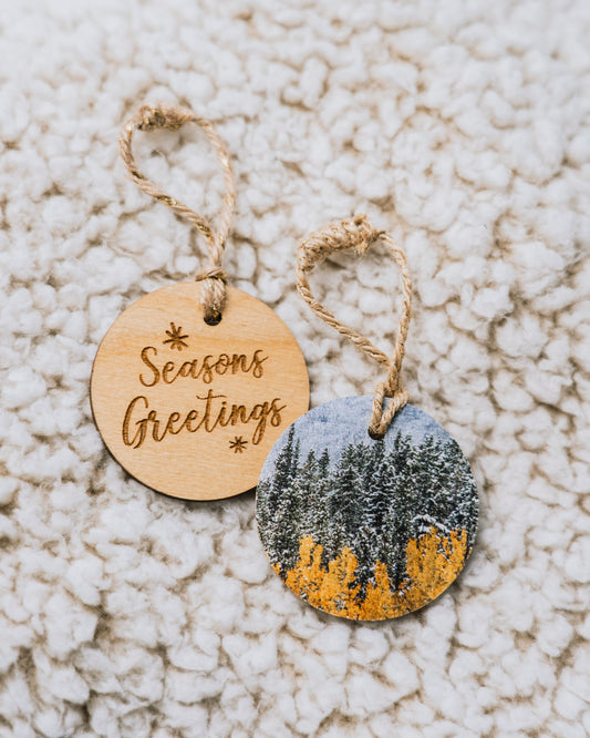 Adorno navideño circular de madera<br> Felices Fiestas<br> Árboles de álamo temblón de otoño nevados