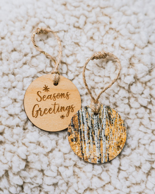 Adorno navideño circular de madera<br> Felices Fiestas<br> Árboles de álamo temblón en otoño