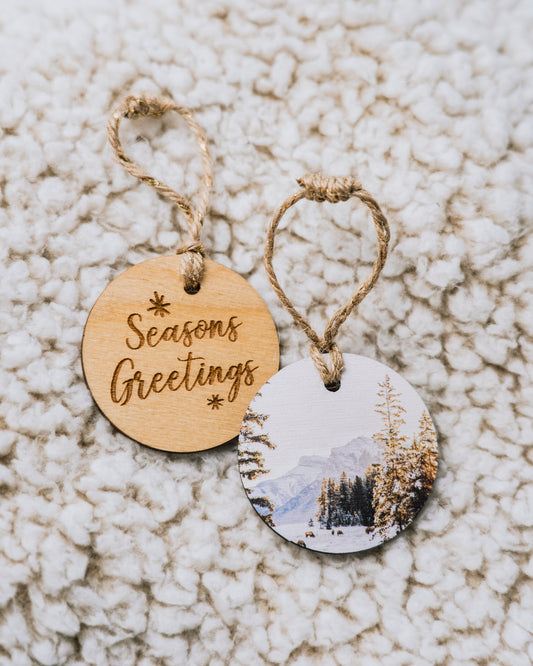 Adorno navideño circular de madera<br> Felices Fiestas<br> Canmore invierno amanecer