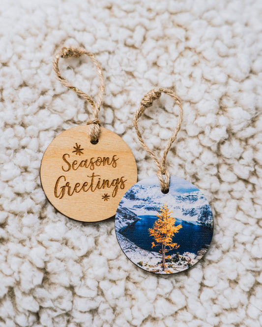 Adorno navideño circular de madera<br> Felices Fiestas<br> Alerce Solitario Montañas Rocosas