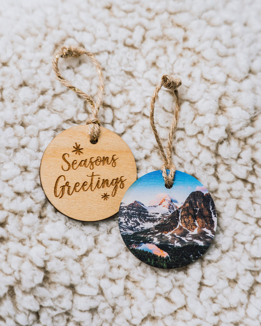 Adorno navideño circular de madera<br> Felices Fiestas<br> Monte Assiniboine Montañas Rocosas Canadienses