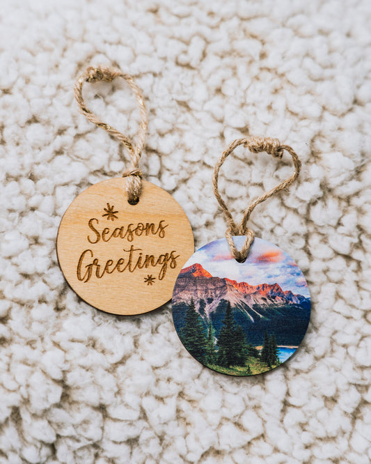 Adorno navideño circular de madera<br> Felices Fiestas<br> País de Kananaskis al amanecer