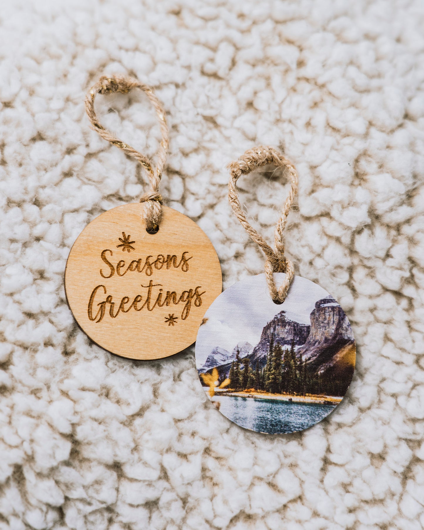 Adorno navideño circular de madera<br> Felices Fiestas<br> Lago Maligne Isla Spirit Parque Nacional Jasper