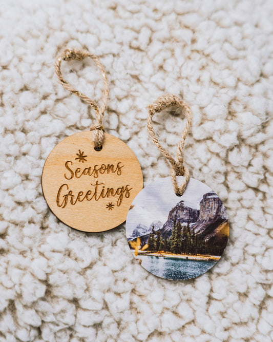 Adorno navideño circular de madera<br> Felices Fiestas<br> Lago Maligne Isla Spirit Parque Nacional Jasper