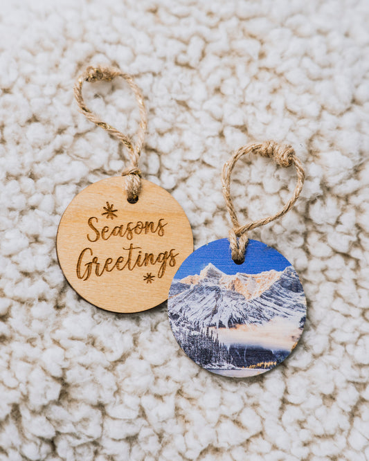 Adorno navideño circular de madera<br> Felices Fiestas<br> Amanecer de invierno de Kananaskis