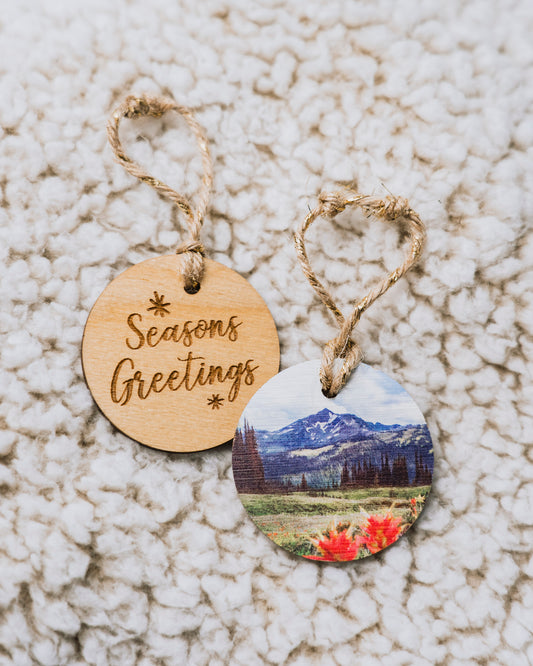 Adorno navideño circular de madera<br> Felices Fiestas<br> Flores silvestres en flor
