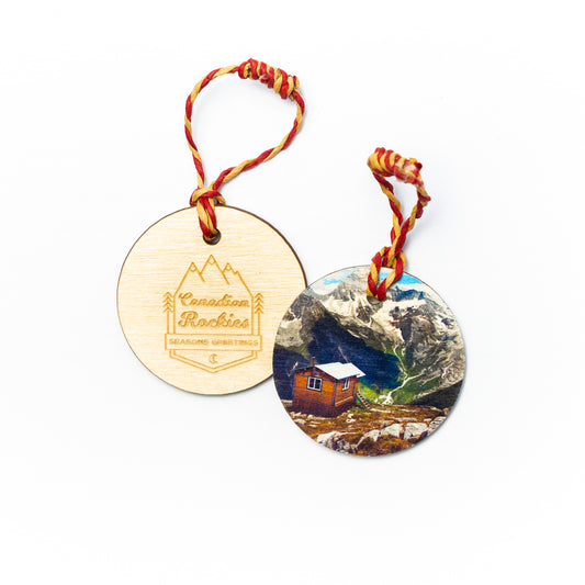 Adorno navideño circular de madera<br> Montañas Rocosas canadienses<br> Cabaña en las Montañas
