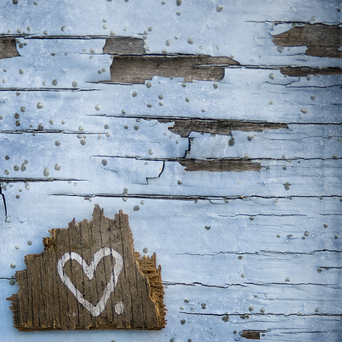 Corazón en la pared azul<br> Impresión cromogénica de bellas artes de archivo