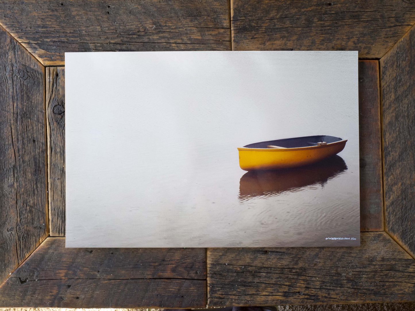 Bote de remos bajo la lluvia tranquila<br> Hofsos Islandia<br> Impresión cromogénica de bellas artes de archivo de edición limitada