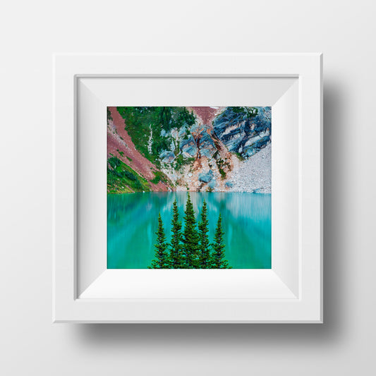 Lago azul surrealista<br> Columbia Británica Canadá<br> Impresión cromogénica de bellas artes de archivo