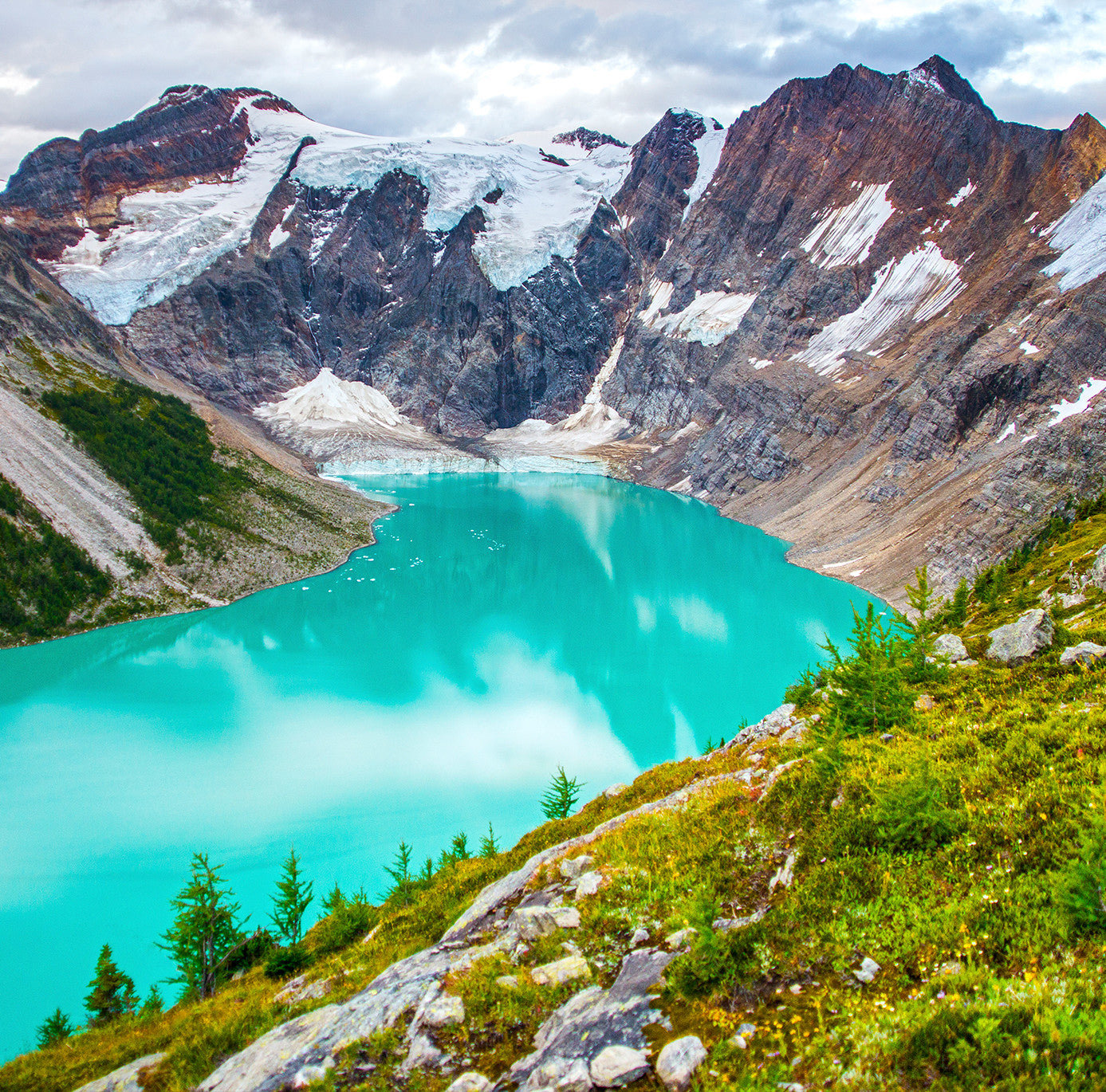 Lago del Glaciar Colgante<br> Columbia Británica Canadá<br> Impresión cromogénica de bellas artes de archivo