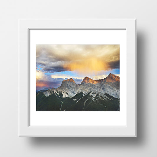 VENTA Imprimir<br> Montañas de las Tres Hermanas<br> CanmoreAlberta<br> Acabado metálico