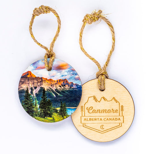Adorno navideño circular de madera<br> CanmoreAlberta<br> Amanecer sobre los lagos Spray Kananaskis