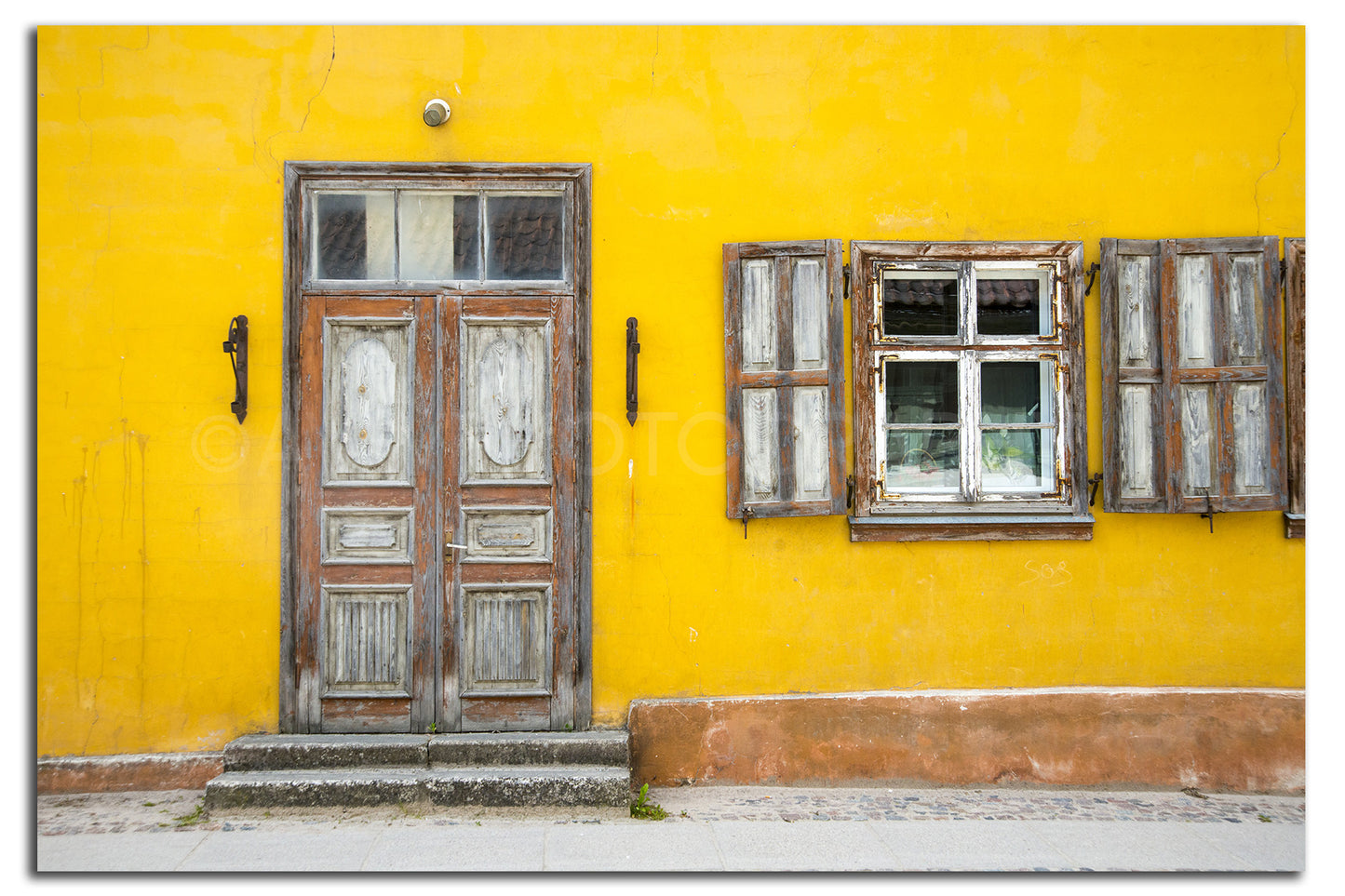 Calle vibrante<br> Kuldīga Letonia<br> Archivo de edición limitada<br> Impresión cromogénica de bellas artes