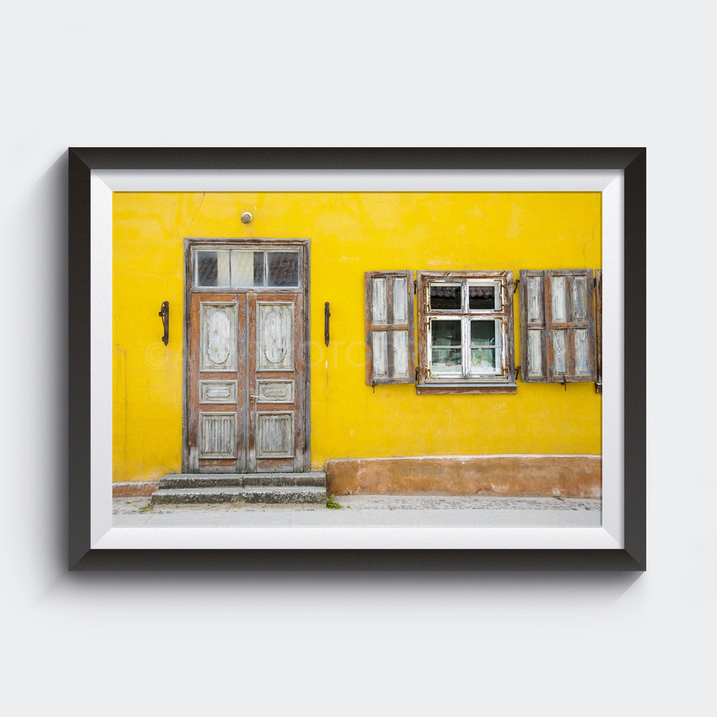 Calle vibrante<br> Kuldīga Letonia<br> Archivo de edición limitada<br> Impresión cromogénica de bellas artes