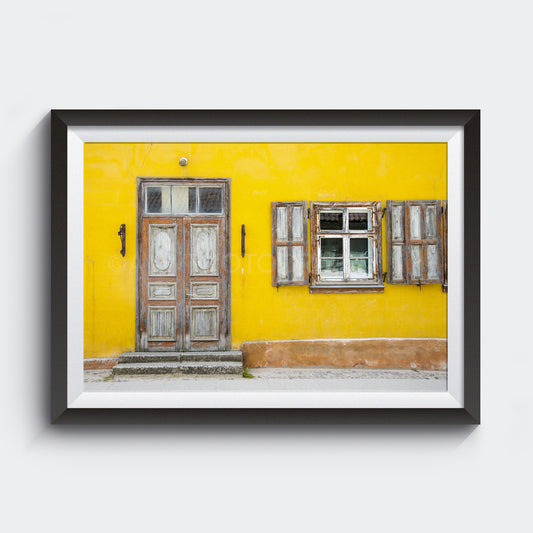 Calle vibrante<br> Kuldīga Letonia<br> Archivo de edición limitada<br> Impresión cromogénica de bellas artes