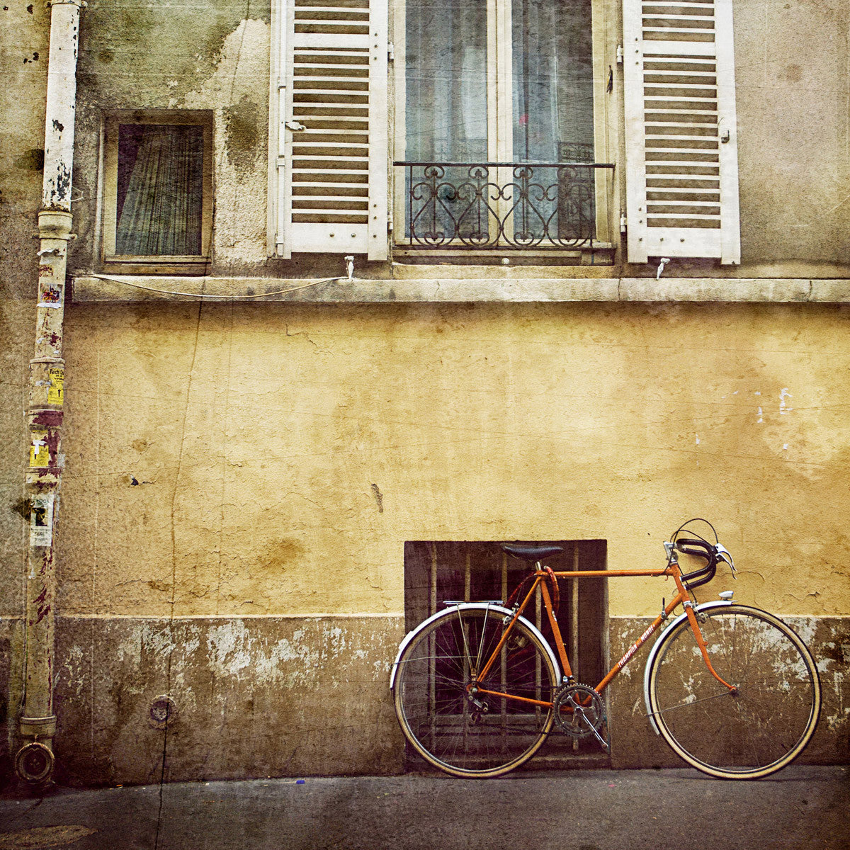 Bicicleta antigua en<br> Distrito parisino de Popincourt<br> Impresión cromogénica de bellas artes de archivo