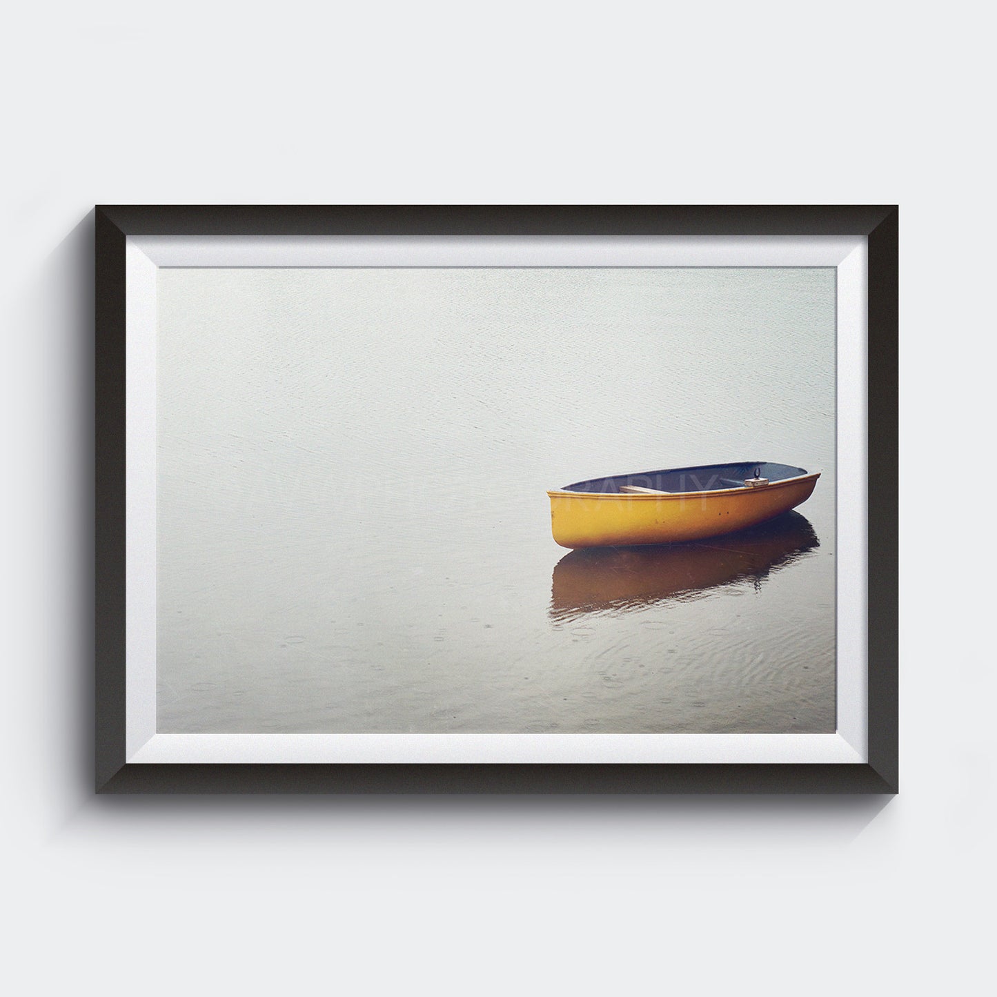 Bote de remos solitario<br> Hofsos Islandia<br> Impresión cromogénica de bellas artes de archivo