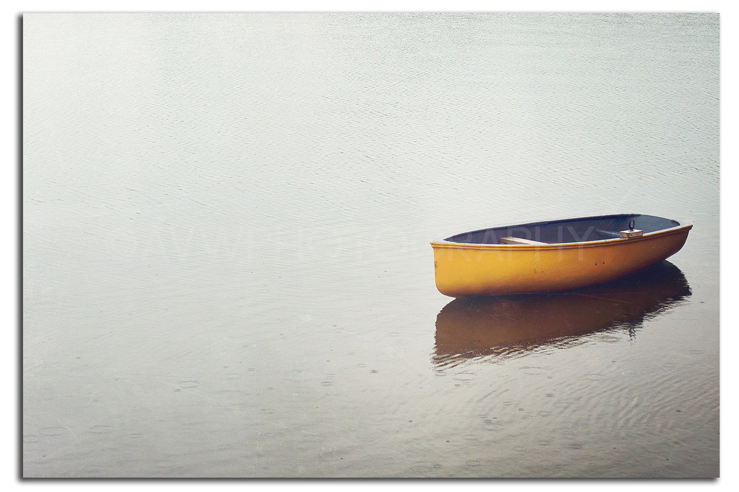 Bote de remos solitario<br> Hofsos Islandia<br> Impresión cromogénica de bellas artes de archivo
