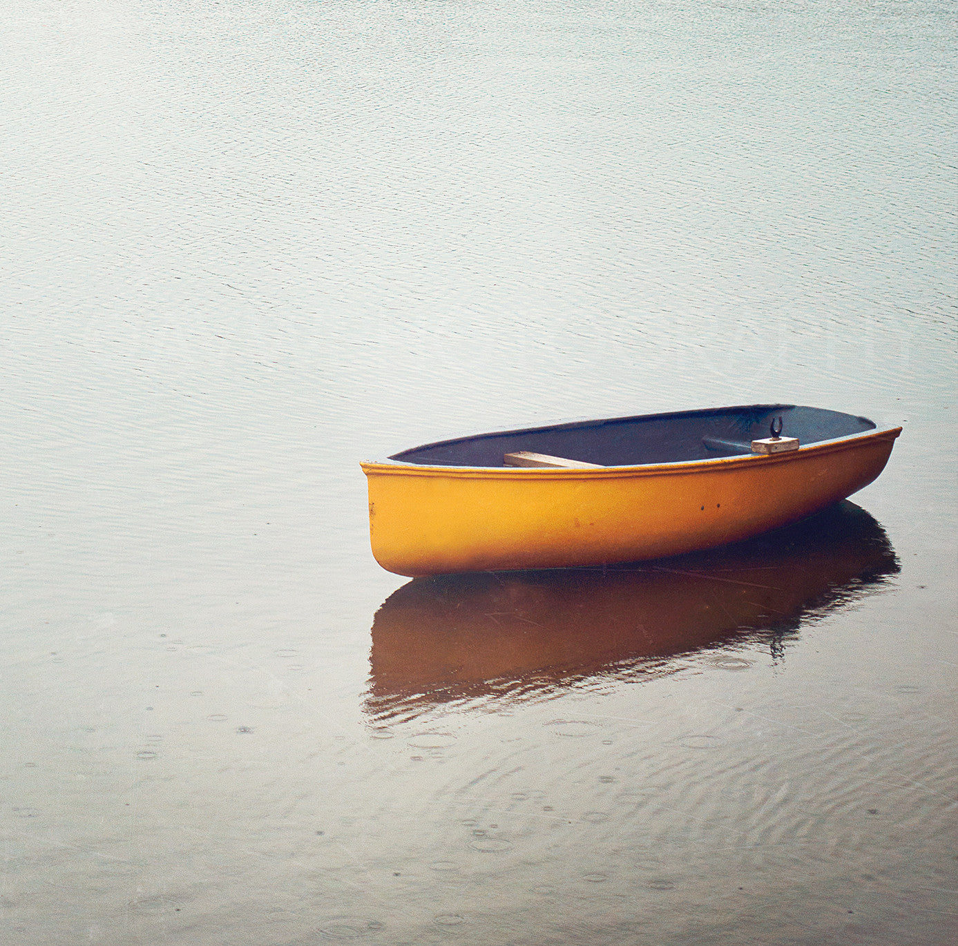 Bote de remos solitario<br> Hofsos Islandia<br> Impresión cromogénica de bellas artes de archivo
