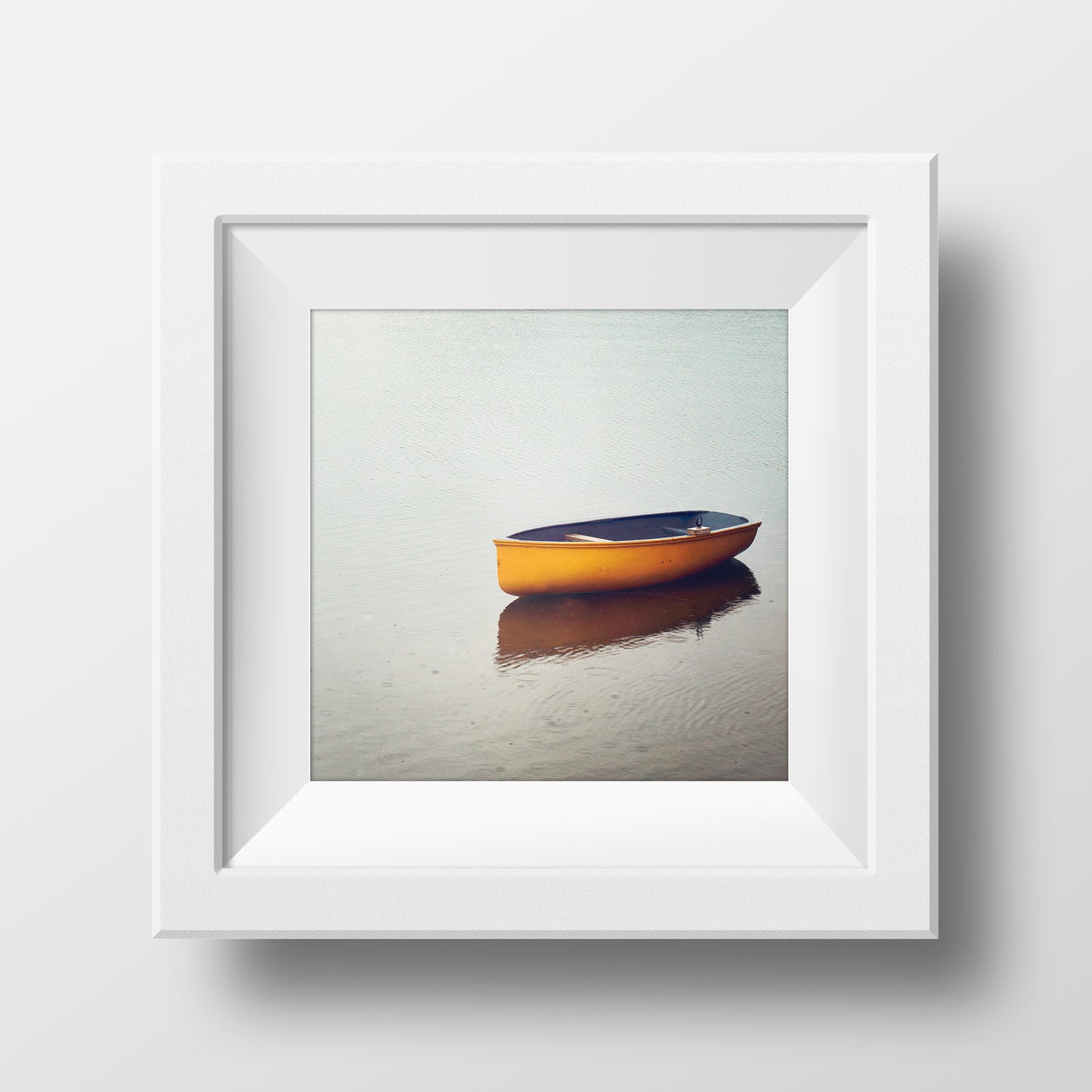 Bote de remos solitario<br> Hofsos Islandia<br> Impresión cromogénica de bellas artes de archivo