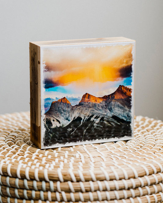 Montañas Tres Hermanas Atardecer<br> Bloque artístico brillante exclusivo de 5x5" <br>Bordes de madera de granero rústico